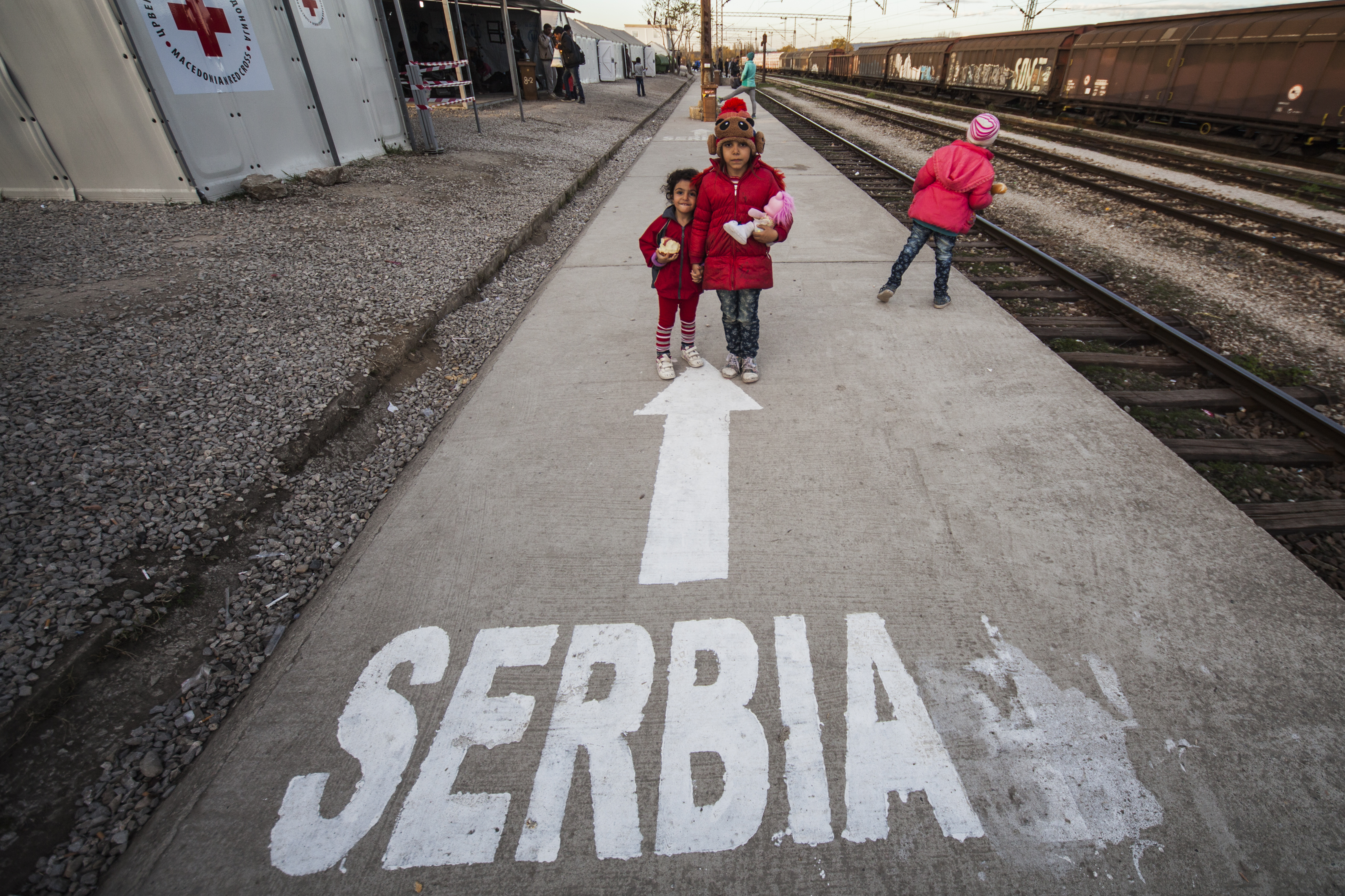 Children waiting near the Serbian border, Moller